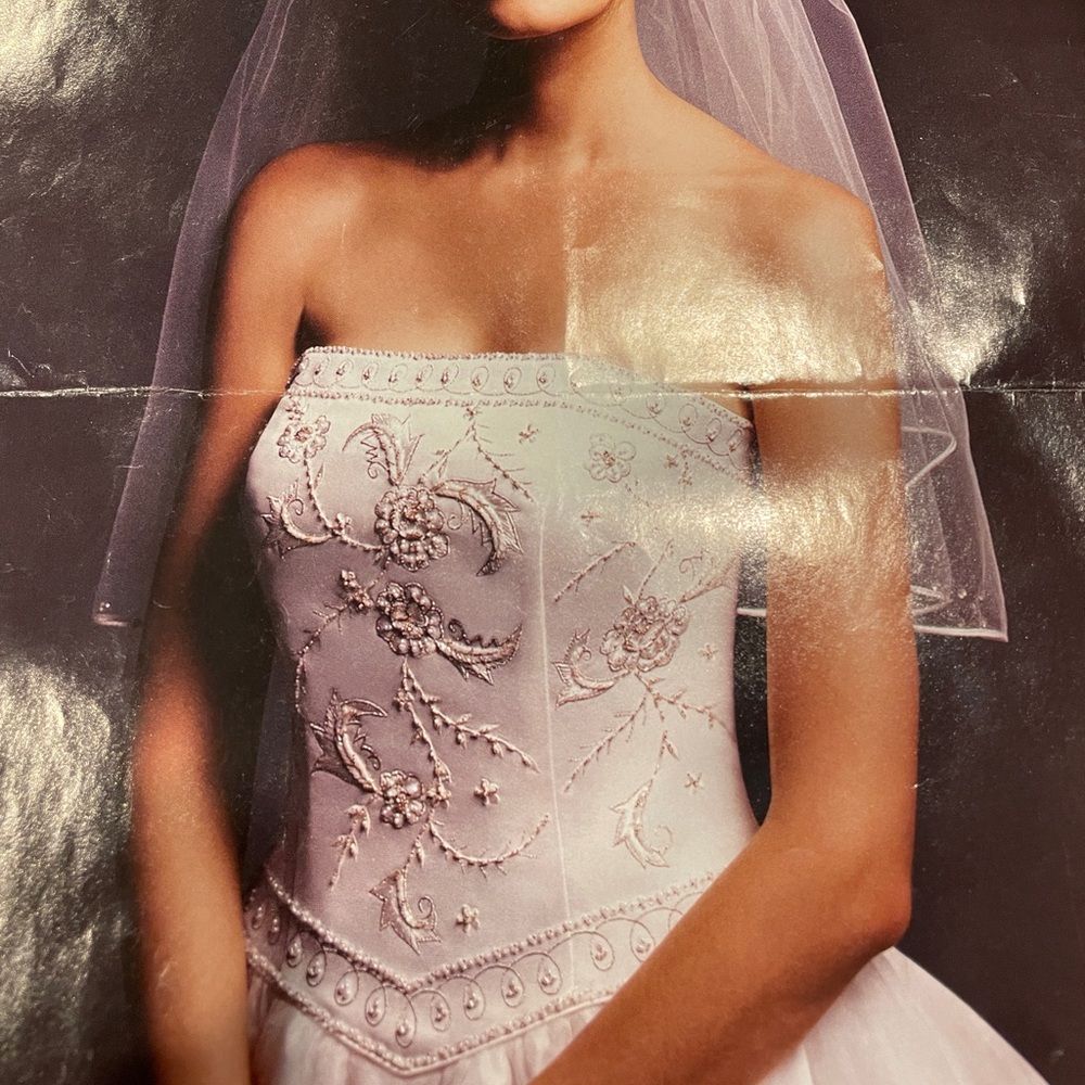Plus size 16w wedding dress without sleeves. Includes veil. It has been cleaned.